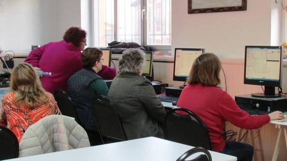 Valderrey refuerza los cursos de educación para adultos con informática y transporte gratuito