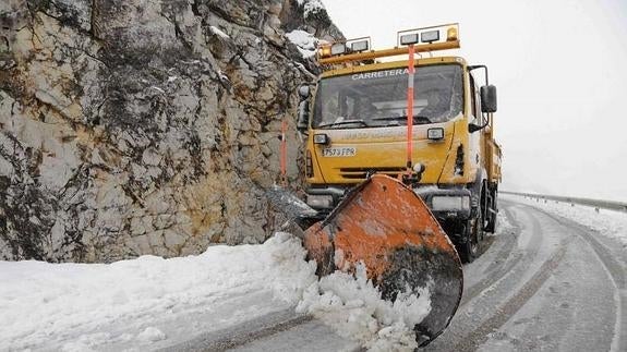 Frio, nieve y cinco puertos con cadenas en la provincia