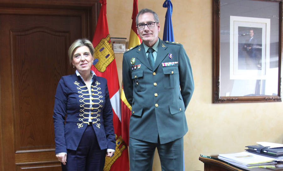 El nuevo jefe del Sector de Tráfico de la Guardia Civil en Castilla y León visita a la delegada del Gobierno de la Comunidad