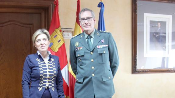 La delegada del Gobierno recibe al nuevo jefe de Tráfico de la Guardia Civil en Castilla y León