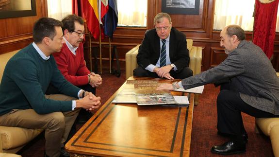 La Cofradía Santo Cristo del Perdón presenta al alcalde sus principales actos de Semana Santa