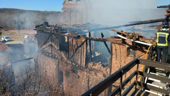 Un incendio devora una vivienda en el municipio de Almanza