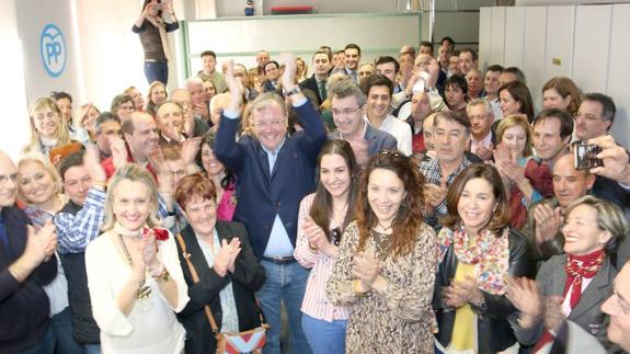 Militantes y compañeros de partido dan su apoyo a Antonio Silván en la sede de León