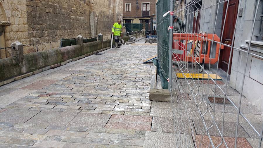 La calle Capilla avanza en sus obras hasta más de la mitad con la vista puesta en el calendario