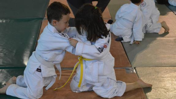 Cacabelos vive la fiesta del judo escolar