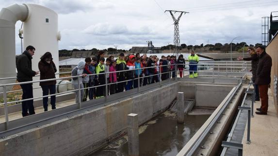 Jornada de puertas abiertas para escolares en la depuradora de La Bañeza en el Día Mundial del Agua