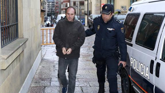 El padre del asesino confeso le ve cobarde para cometer el crimen él solo