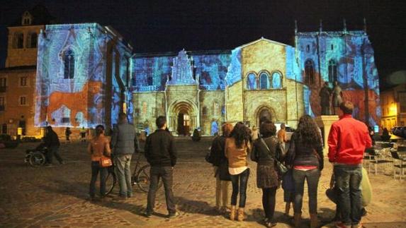 El Ayuntamiento logra una rebaja económica en la contratación de las proyecciones en la fachada de San Isidoro