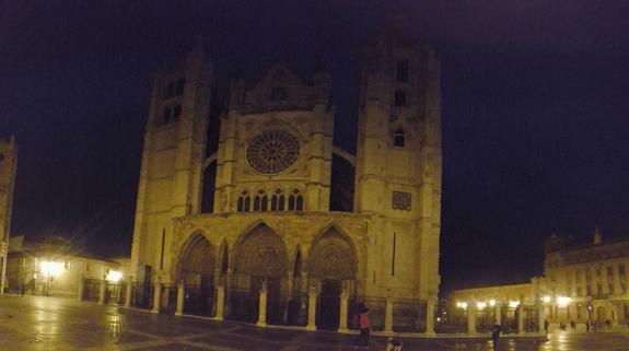 León 'apaga la luz' una hora para salvar el planeta