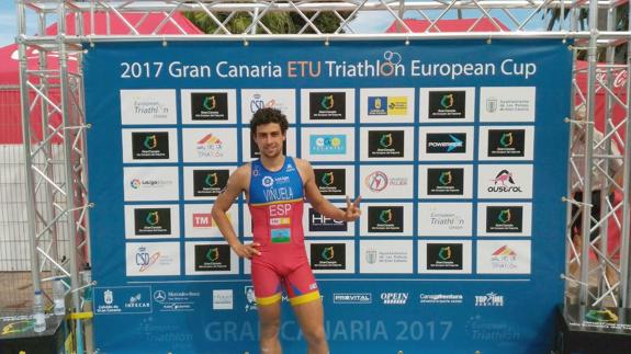 Kevin Viñuela destaca en la Copa de Europa de triatlón