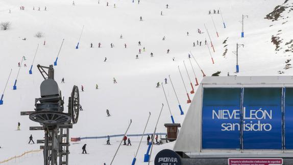 Las estaciones de esquí reciben 3.300 esquiadores pese al cierre de San Isidro este domingo