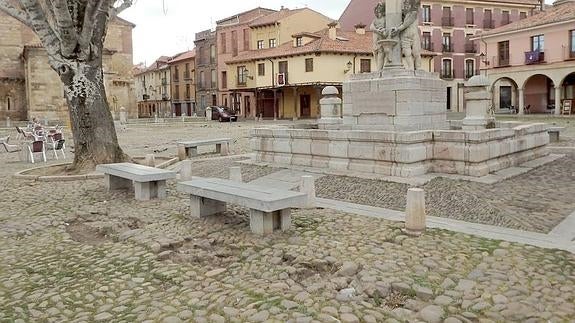 El Gobierno afirma que no tiene competencias sobre la plaza del Grano, pero sí sobre su fuente