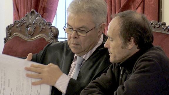 El asesino confeso fija impasible y con frialdad su mirada en el cadáver de Denise