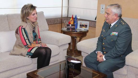 María José Salgueiro, recibe al nuevo general jefe de la Guardia Civil de Castilla y León, Francisco Javier Sualdea