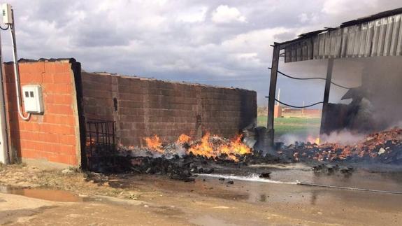 Un incendio en Fresno de la Vega amenaza a una nave agrícola