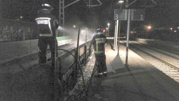 Dos vagones arden en la estación de Santas Martas