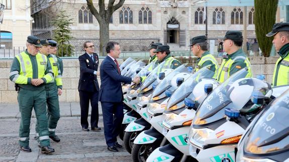 León despide a 38 oficiales y suboficiales de la Guardia Civil de la Escuela de Tráfico de Mérida