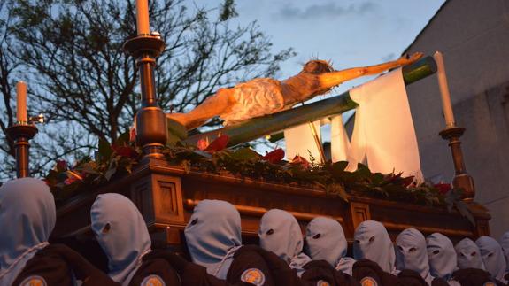 El barrio de La Placa procesiona al Cristo de la Redención