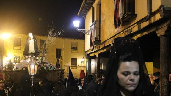 La falta de quince braceros impide la salida del paso de la Virgen de la Amargura en la procesión del Entierro