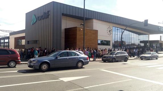 El ‘éxodo’ leonés y los visitantes colapsan la estación ‘provisional’ de Renfe en León