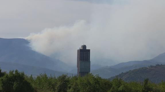 Las fuertes rachas de viento avivan el incendio de Bouzas, que se sitúa en el 'nivel 2' de peligrosidad