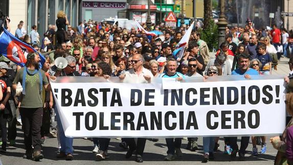 Ponferrada se echa a la calle contra la «impunidad de los incendios»