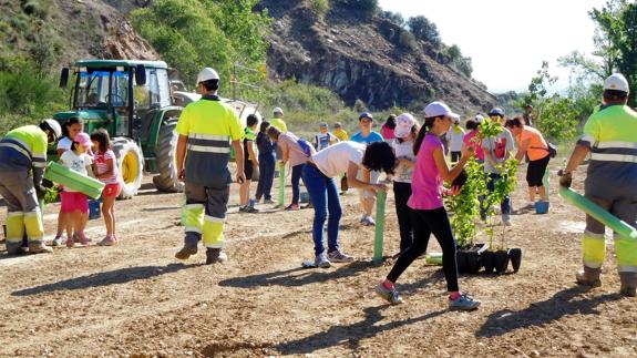 Estudiantes del Bierzo celebran el Día de la Tierra plantando árboles en la cantera de Cosmos