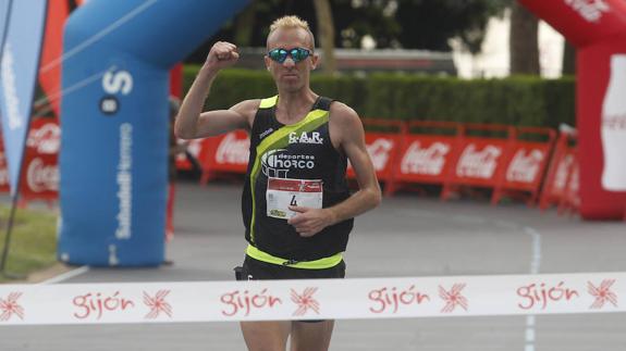 Sergio Sánchez se impone en el medio maratón Villa de Jovellanos