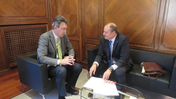 Majo recibe a los administradores de fincas, que recorrerán en mayo dos tramos del Camino de Santiago a su paso por León