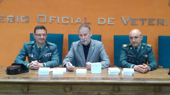 Veterinarios y Guardia Civil estrechan su colaboración para garantizar la identificación de caballos y perros en León