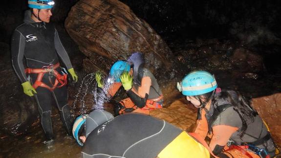 El servicio de deportes de la ULE programa una actividad de espeleobarranquismo