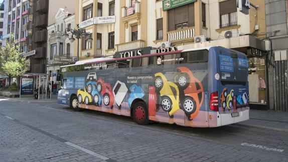 El primer autobús súper integral de León recorre el centro urbano con publicidad del Hospital San Juan de Dios