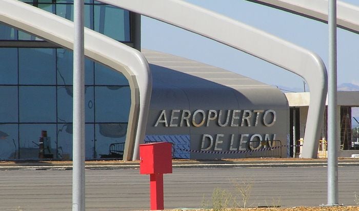 Cerrado ‘por vacaciones’: el Aeropuerto de León interrumpirá las conexiones con Barcelona durante un mes