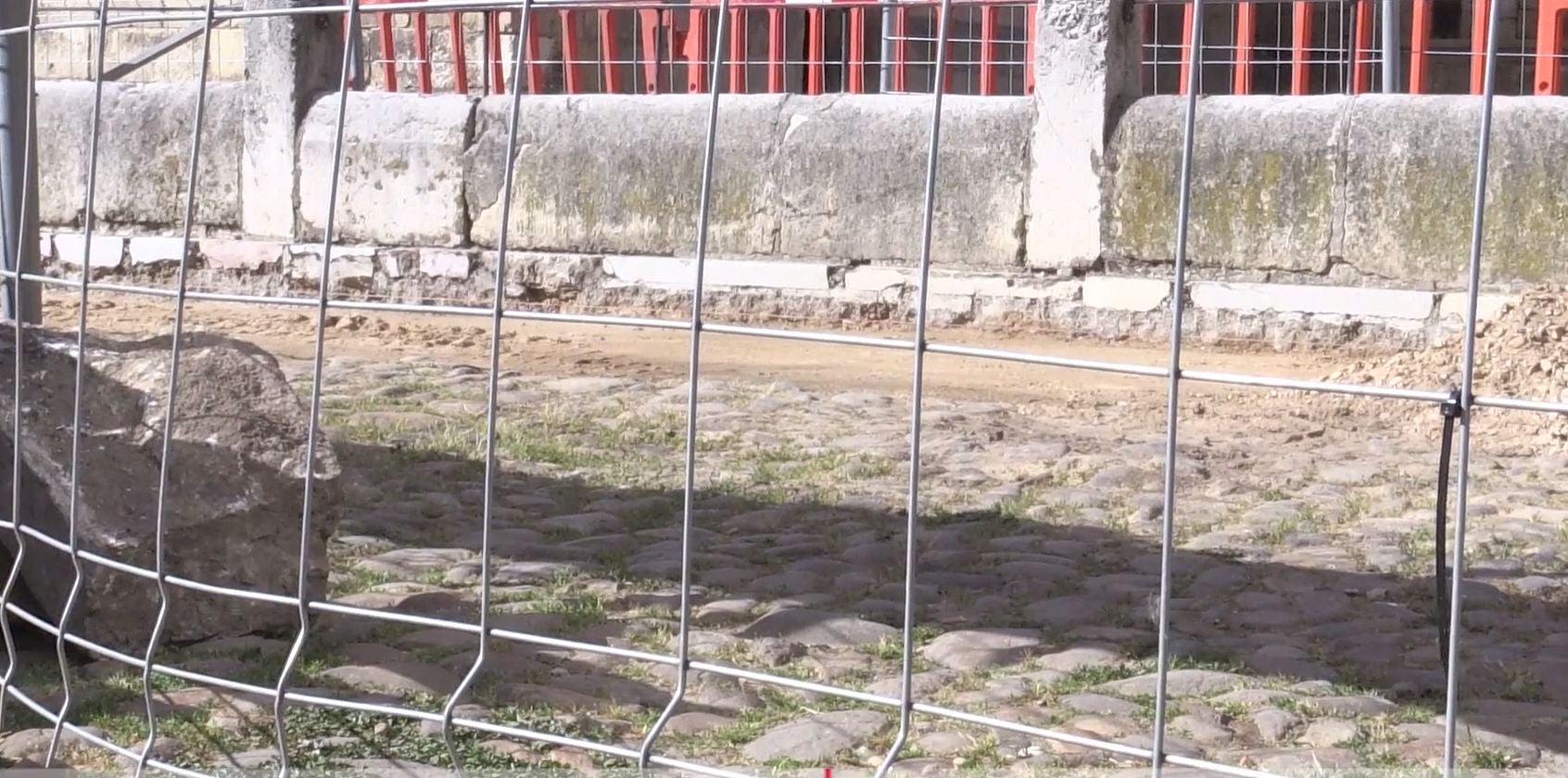 UPL, PSOE, Podemos e IU en el Ayuntamiento de León piden la paralización inmediata de las obras de la plaza del Grano
