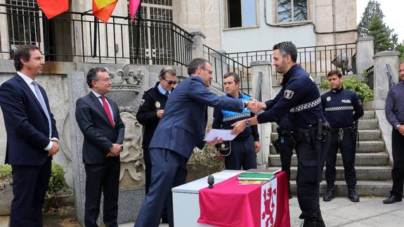 Entrega de diplomas del primer curso de riesgos eléctricos para Policía Local en León