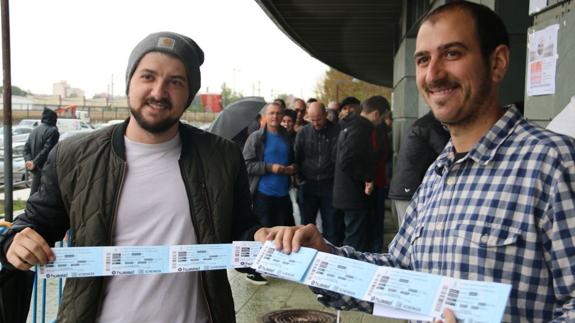 Colas bajo la lluvia para conseguir entradas para la vuelta