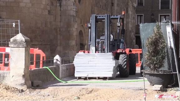 El Ayuntamiento continuará con las obras en la Plaza del Grano tras escuchar las enmiendas del resto de grupos