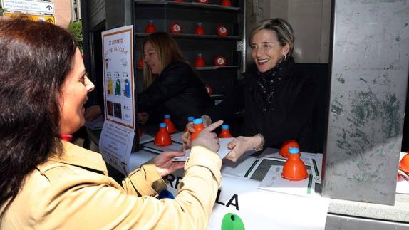 El Ayuntamiento reparte 200 embudos para la recogida de aceite doméstico en el Día del Reciclaje
