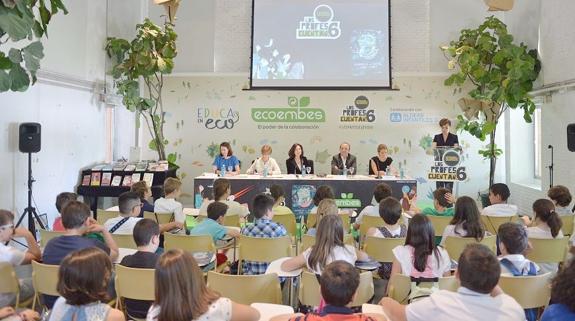 Ecoembes presenta el libro 'Protagonistas de la aventura más grande del planeta' que incluye un cuento de un docente leonés