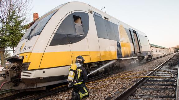 El incendio de una unidad de Feve obliga a intervenir a Bomberos