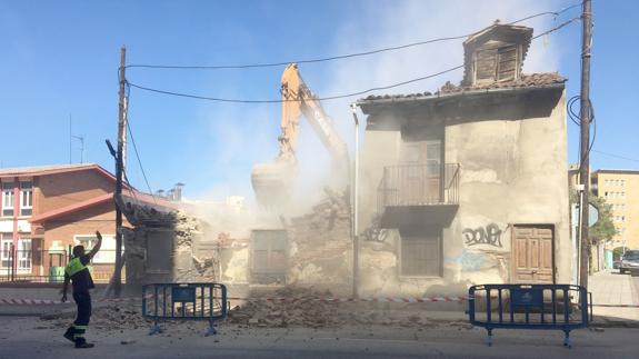 El Ayuntamiento ejecuta la demolición de las fincas en La Serna para aumentar el equipamiento educativo