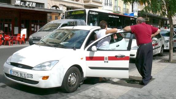 El Gobierno reunirá el martes a comunidades y ayuntamientos para abordar el conflicto del taxi