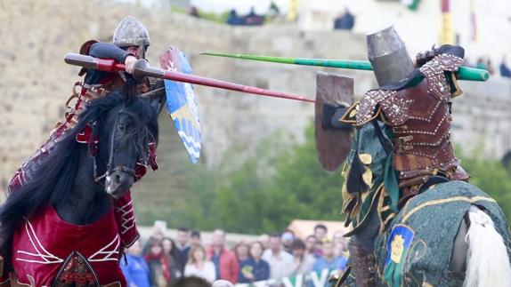 Miles de personas reviven en Hospital de Órbigo la hazaña de Suero de Quiñones hace 583 años para honrar a su amada