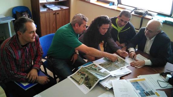 Chamorro acude a Madrid para «luchar» por la pasarela sobre el tren entre Paraíso y La Sal