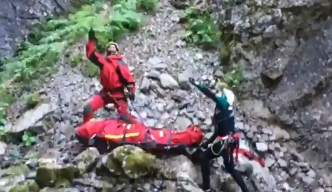 El Grupo de Rescate de Protección Civil evacua a un espeleólogo herido en una pierna en la Cueva de Valporquero