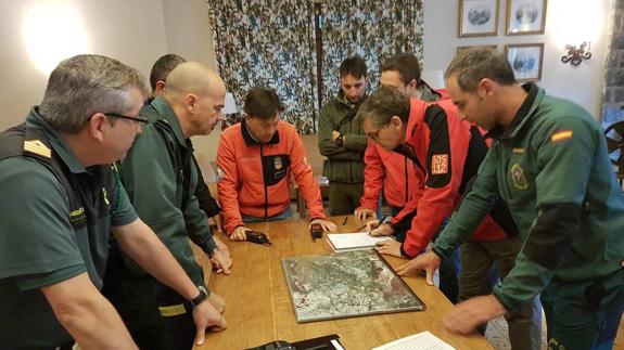 Dos helicópteros buscan a los senderistas suizos desaparecidos en Picos de Europa desde el miércoles